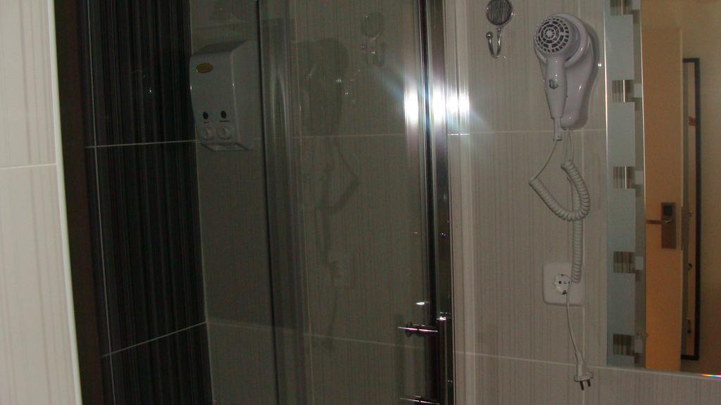 Hostal Jq Madrid 1 Buitenkant foto
